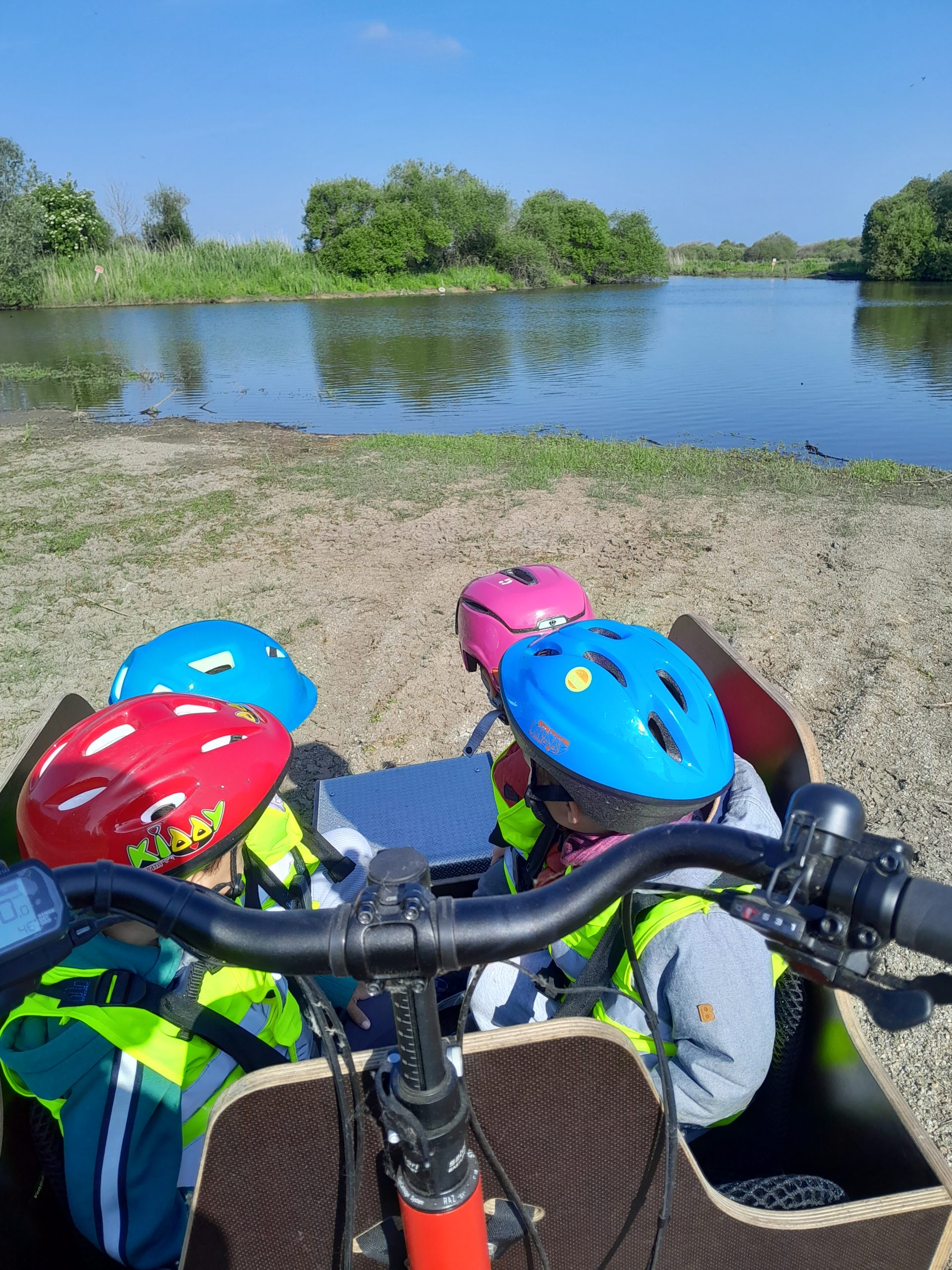 Sortie-velo-la-chevroliere enfant devant un lac