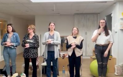 Signes avec bébé : parler avec les mains pour mieux se comprendre