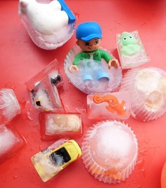 jouets prisonniers des glaçons